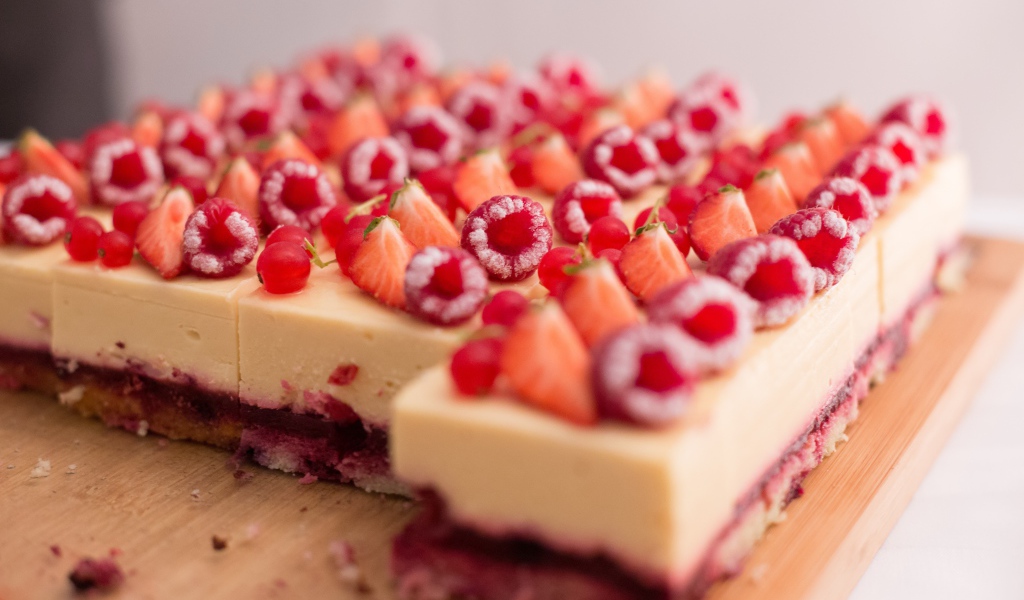 Пирожное чизкейк с ягодами малины и клубники
