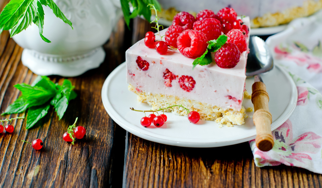 Чизкейк с красной смородиной и малиной
