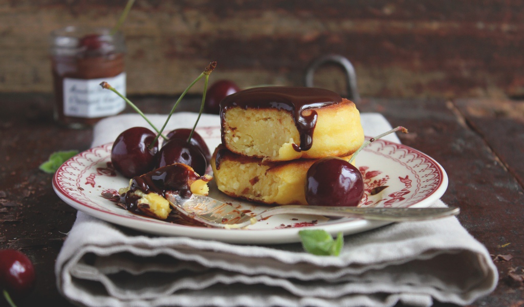 Сырники с шоколадом и вишнями