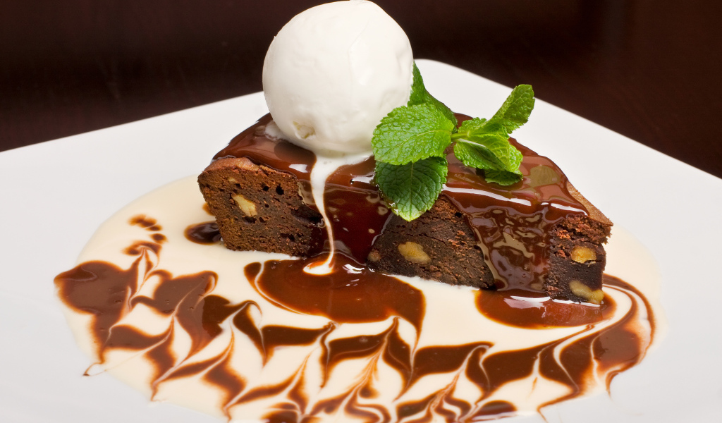 Шоколадное пирожное с шариком сливочного мороженого 