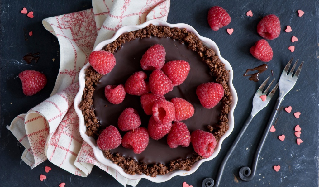 Шоколадный торт со свежей малиной 