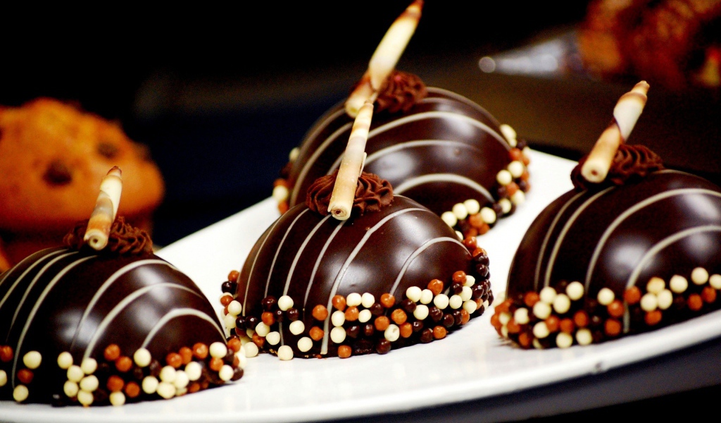 Шоколадные пирожные в глазури на десерт