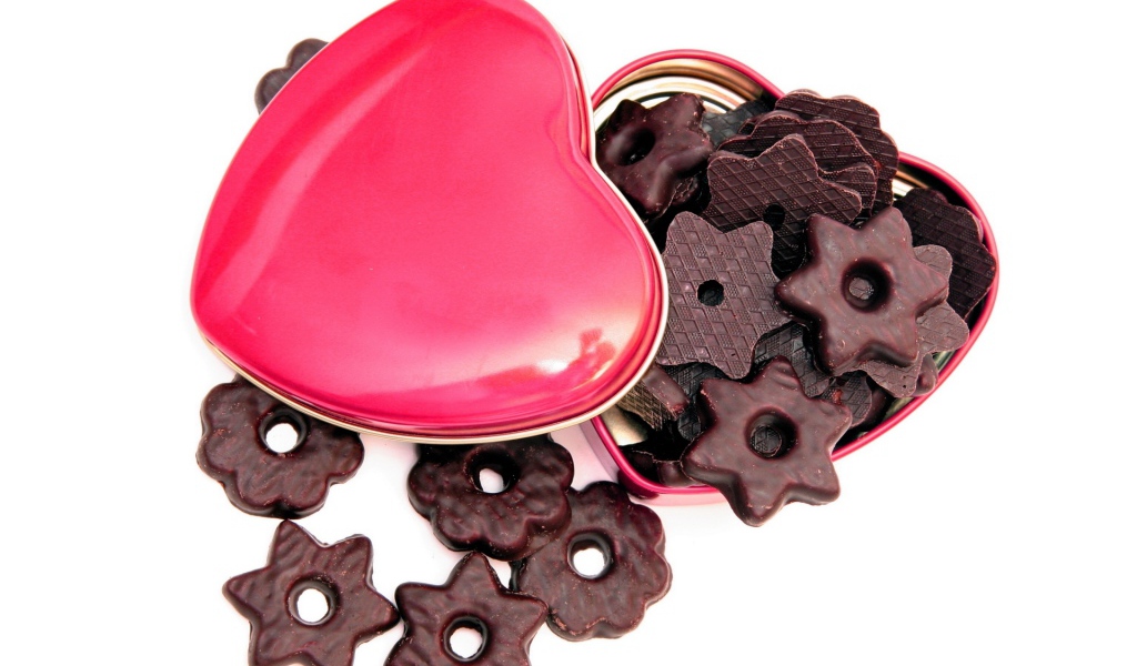 Шоколадное печенье в розовой коробке в форме сердца