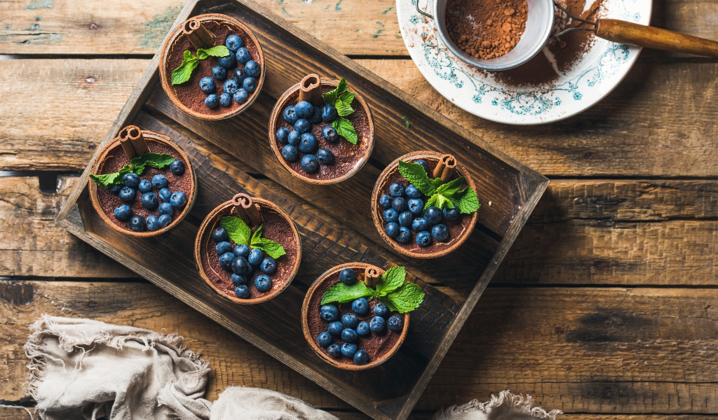 Шоколадный десерт с корицей и ягодами черники