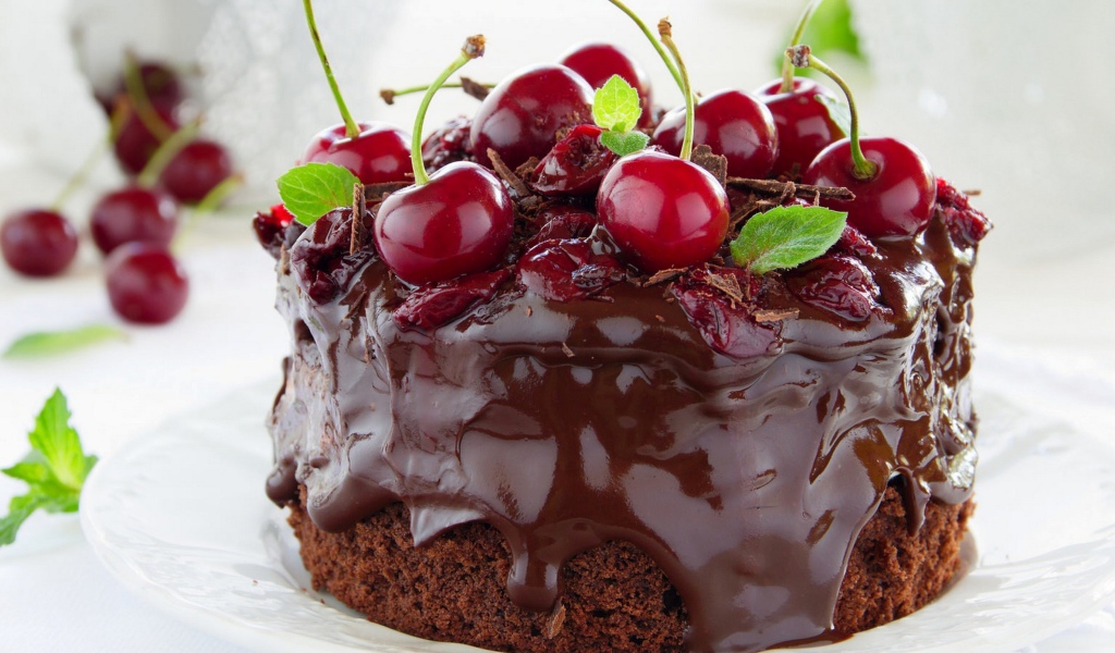 Шоколадный десерт со свежими вишнями 