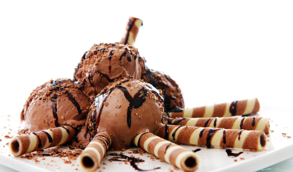 Шоколадное мороженое с трубочками на белом фоне