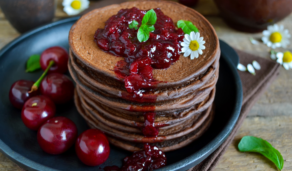 Шоколадные панкейки с вишней 