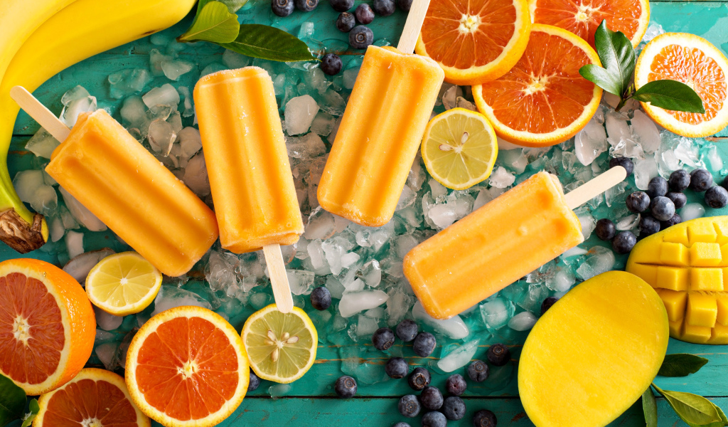 Цитрусовое мороженое на палочке со свежими фруктами