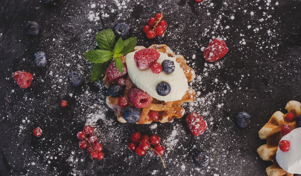 Печенье с кусочком мороженого, ягодами и сахарной пудрой