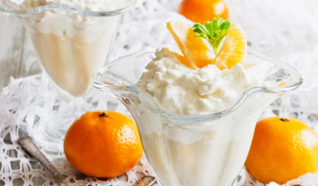 Творожный десерт с мандаринами в креманке 