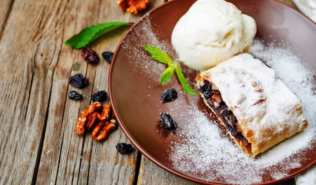 Вкусное печенье с изюмом и мороженое 