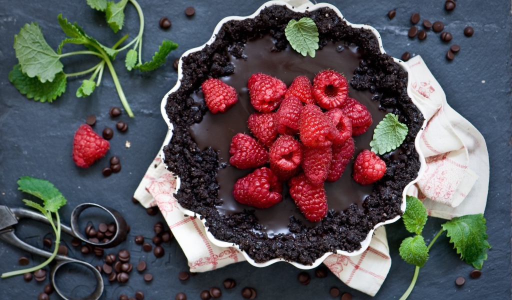 Вкусный торт со свежей малиной 