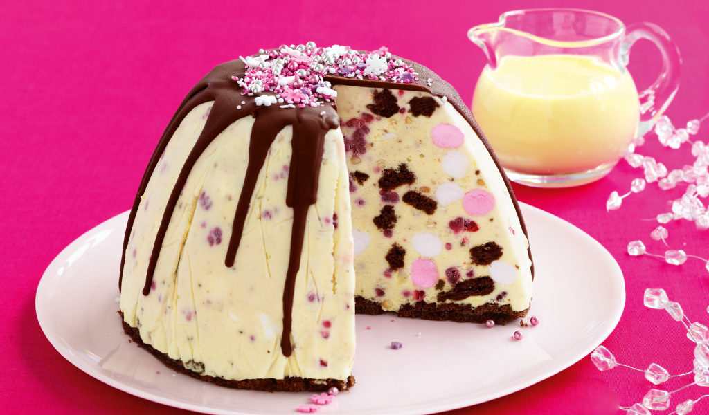 Вкусный десерт с шоколадом на розовом фоне