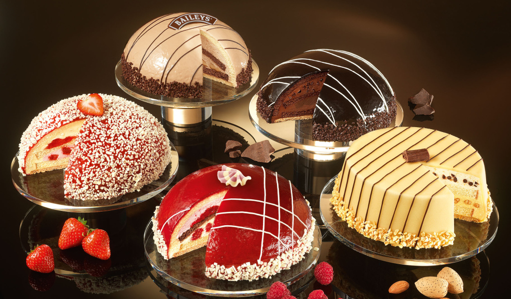 Вкусные разные торты на столе