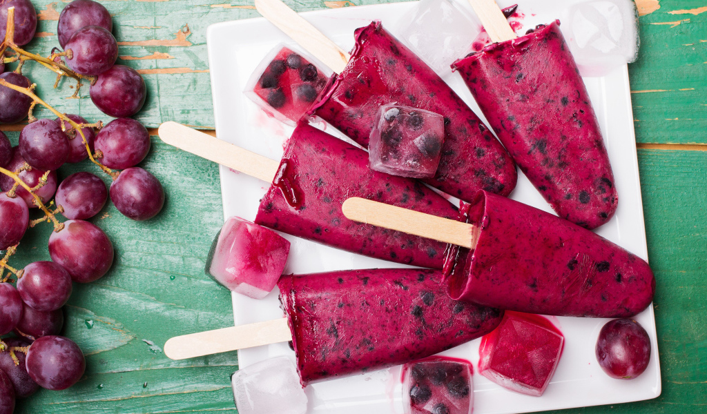 Вкусное фруктовое виноградное мороженое со льдом