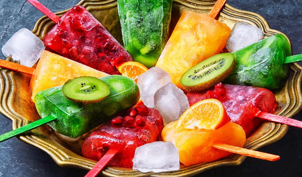 Вкусное фруктовое мороженое на палочке