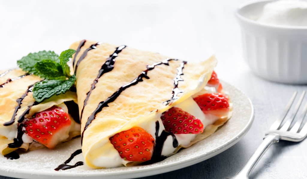 Вкусные блинчики с творожной начинкой и свежими ягодами клубники