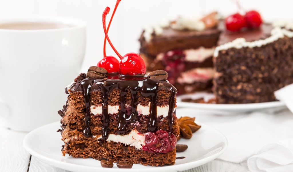 Вкусный кусок торта с шоколадом и вишнями