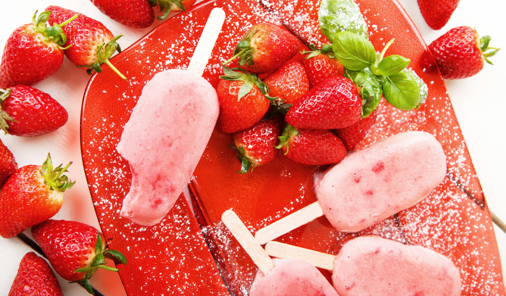 Вкусное клубничное мороженое со свежей клубникой 