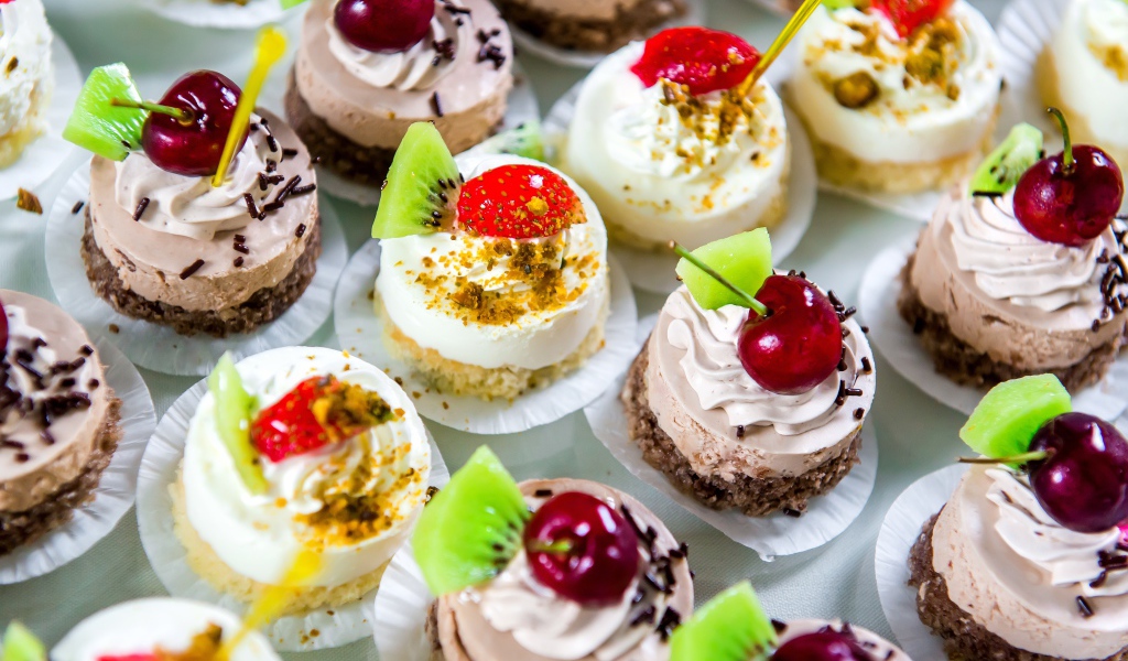 Вкусные сладкие пирожные с ягодами на десерт