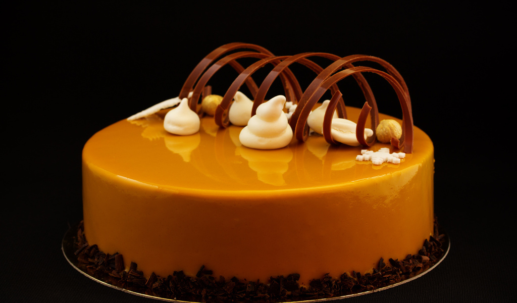 Дизайнерский торт с шоколадом на черном фоне