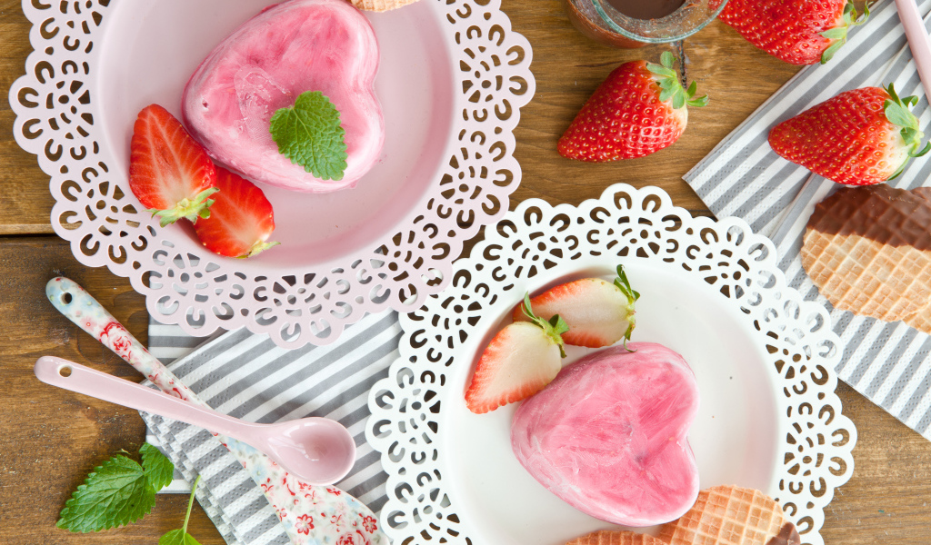 Десерт в форме сердца на тарелке со свежей клубникой