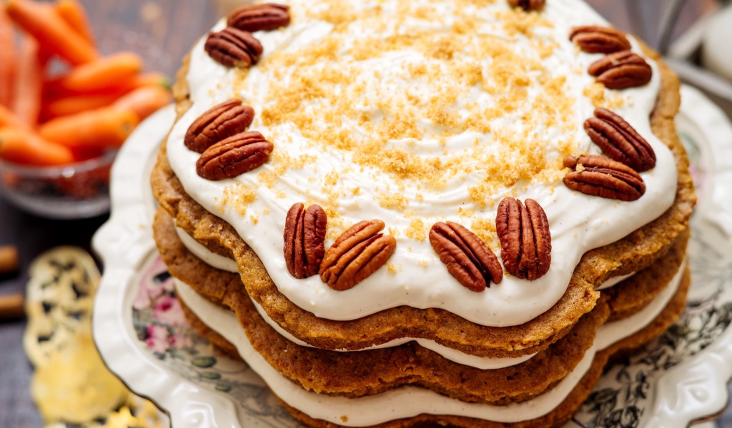 Праздничный торт со сливочным кремом и орехами 