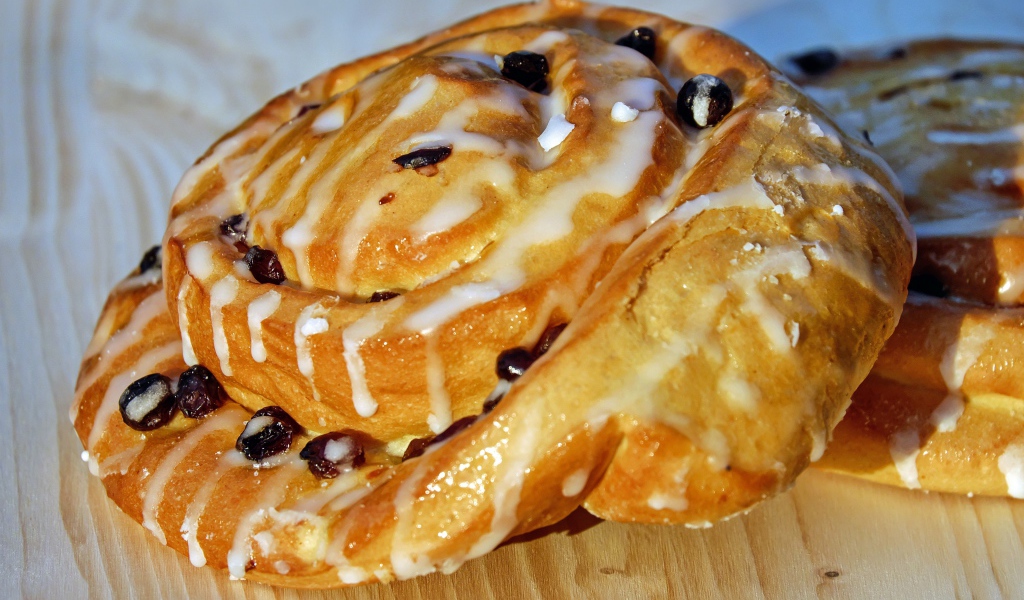 Свежая булочка с изюмом в сахарной глазури