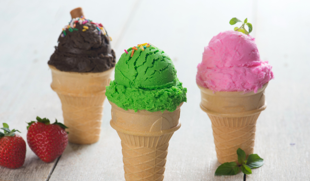 Фруктовое и шоколадное мороженое в вафельных стаканчиках