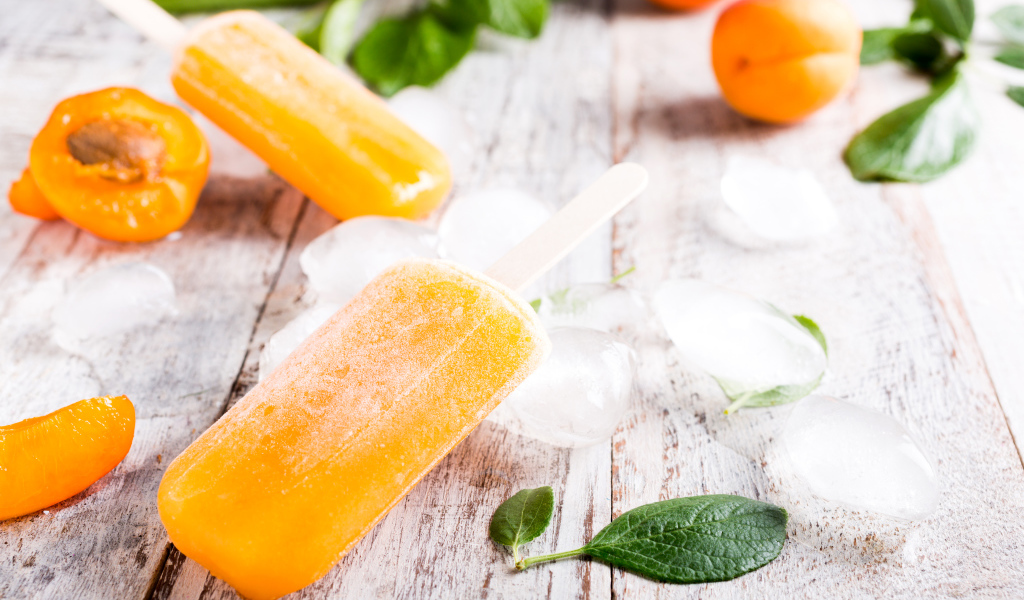 Фруктовое абрикосовое мороженое на палочке со льдом