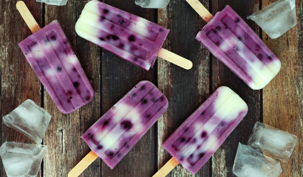 Фруктовое черничное мороженое на палочке с кусочками льда