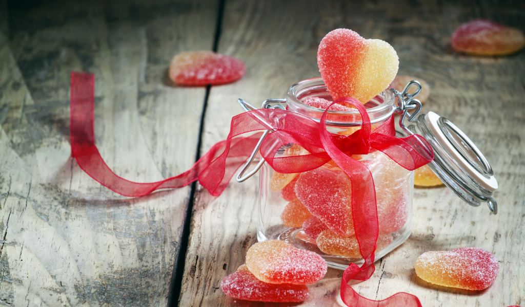 Мармеладные конфеты в форме сердца в стеклянной банке