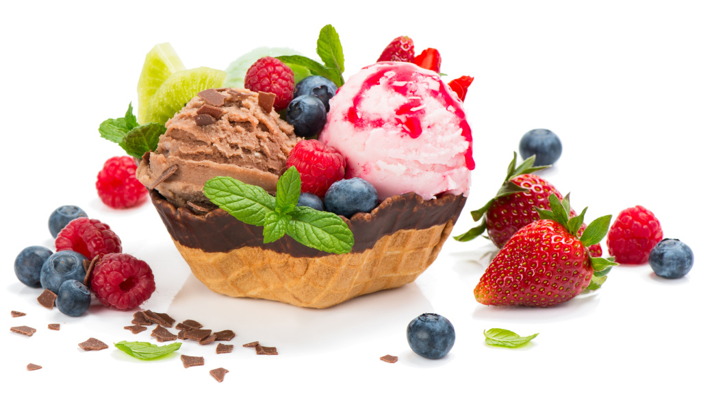 Шарики фруктового мороженого с вафельной корзинке со свежими ягодами