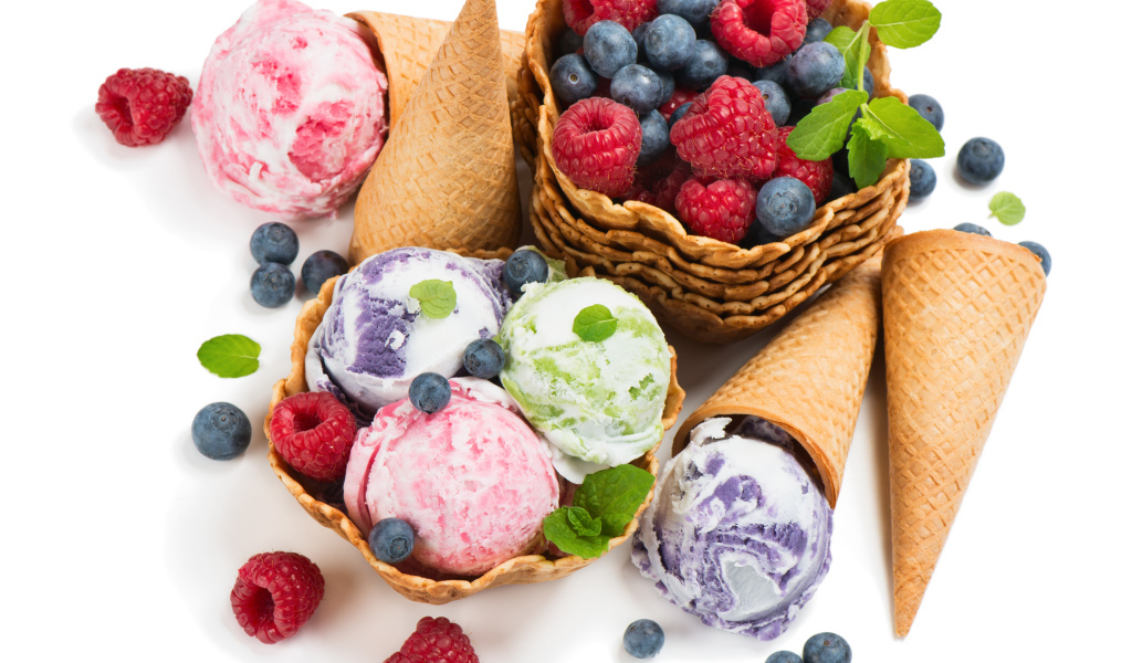 Шарики фруктового мороженого с ягодами и вафельными рожками