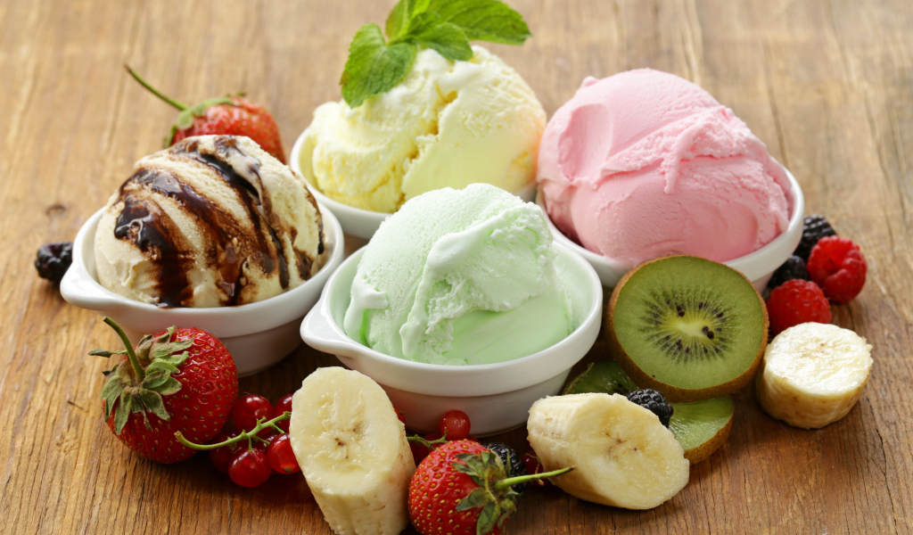 Шарики фруктового мороженого со свежими фруктами и ягодами