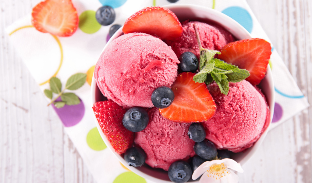 Шарики фруктового мороженого со свежей клубникой и черникой