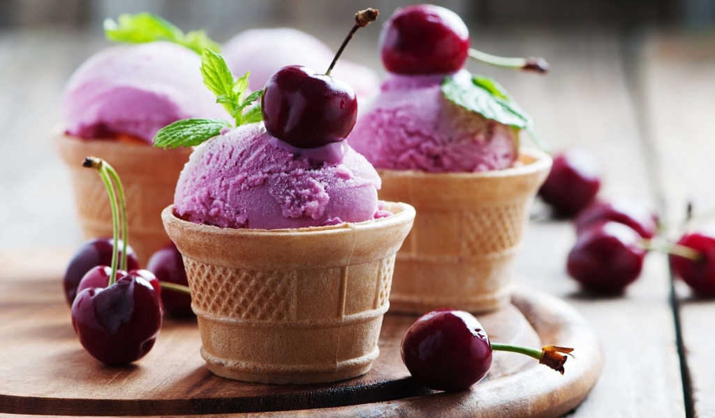 Фруктовое мороженое в вафельном стаканчике с вишней 