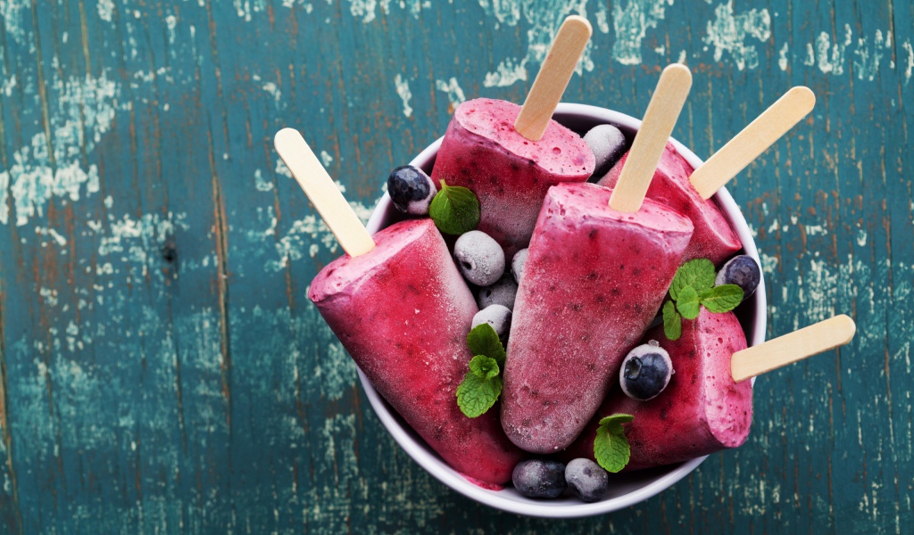 Фруктовое мороженое на палочке с черникой 