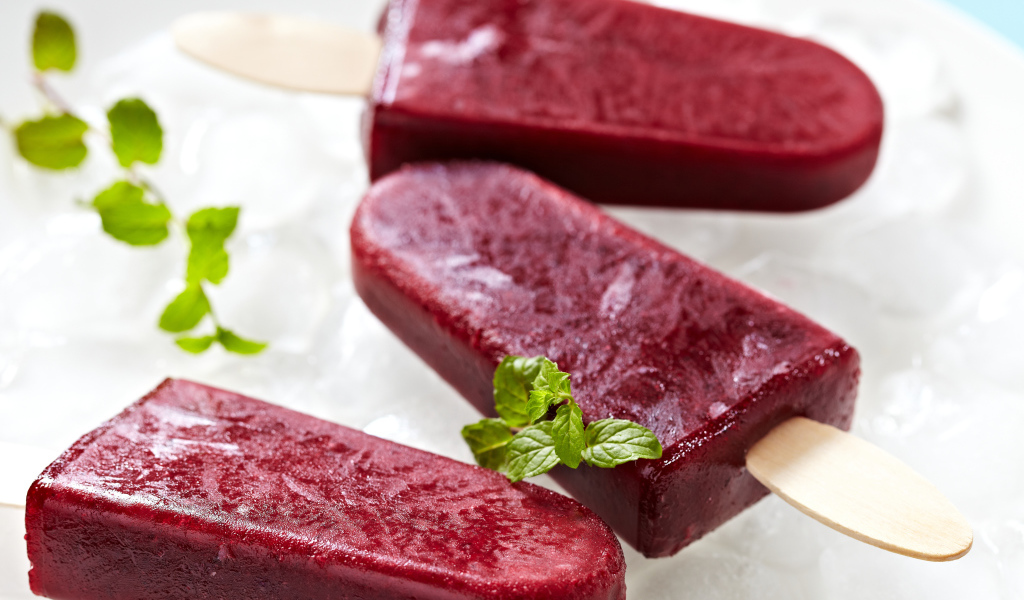 Фруктовое мороженое на палочке со свежей мятой