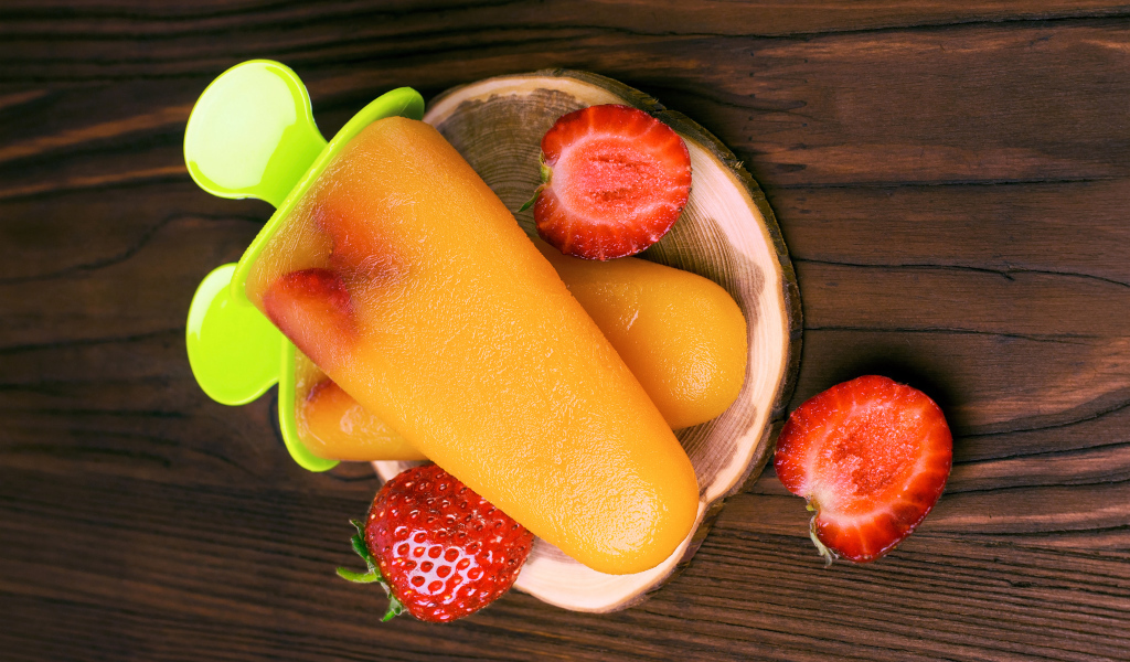 Фруктовое мороженое на палочке с клубникой