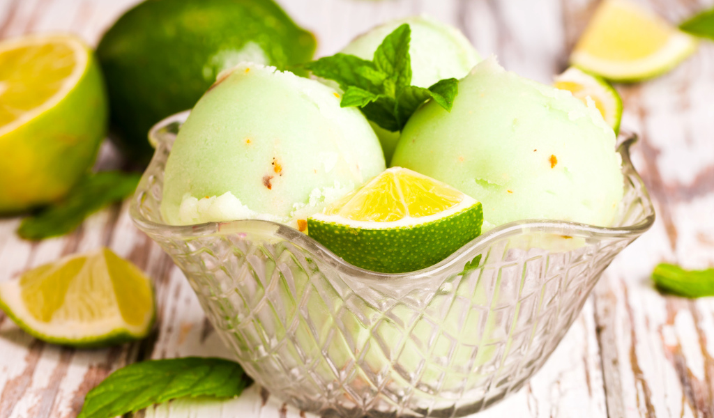 Фруктовое мороженое с лаймом и мятой 