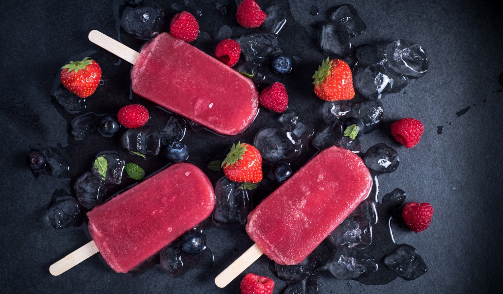 Фруктовое мороженое с ягодами малины, клубники и кубиками льда