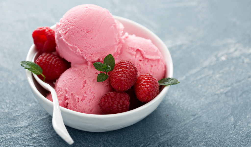 Фруктовое розовое мороженое с малиной 