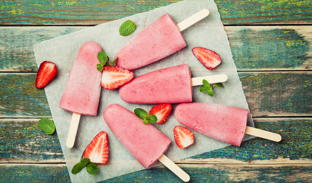 Фруктовое клубничное мороженое на палочке