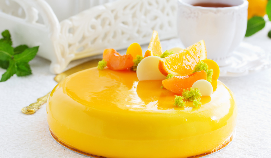 Глянцевый желтый торт с цитрусовыми