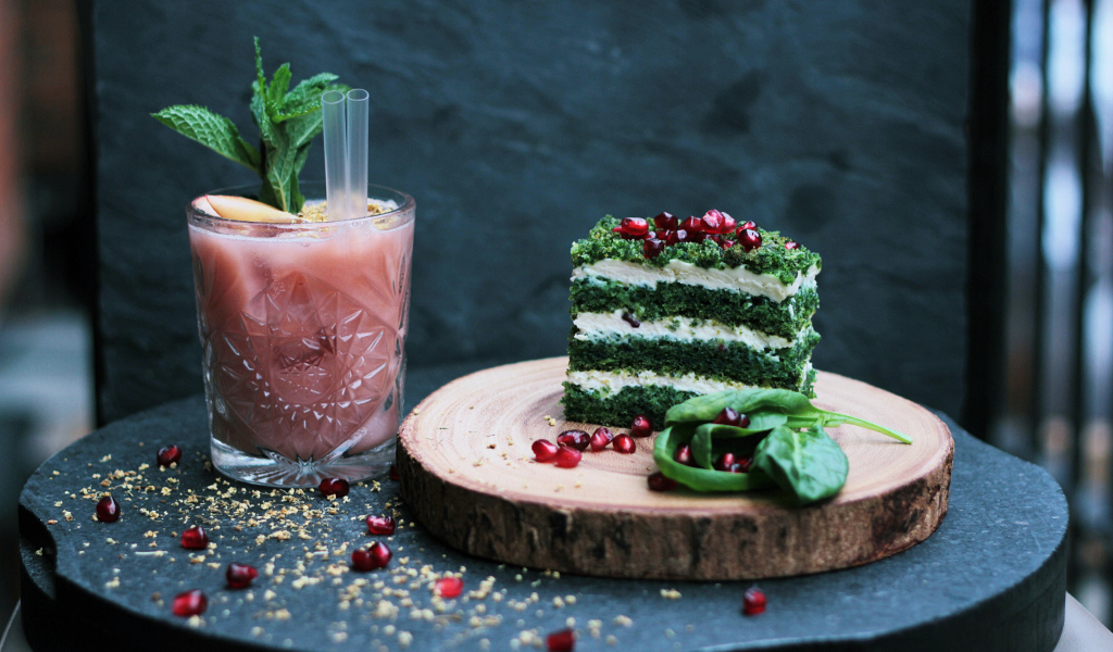 Зеленое мятное пирожное с коктейлем 