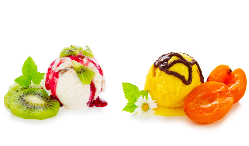 Шарики мороженого с киви и абрикосами на белом фоне