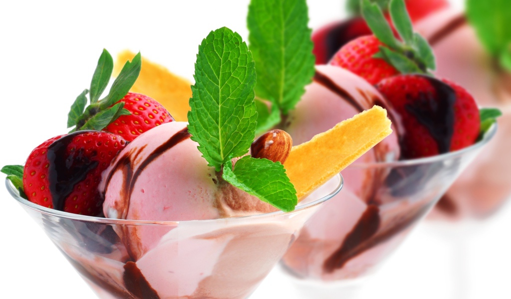 Шарики мороженого с ягодами клубники и листьями мяты