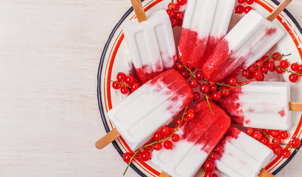 Мороженое на палочке с красной смородиной 