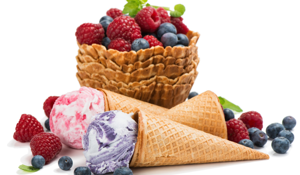 Мороженое с вафлями и свежими ягодами на белом фоне